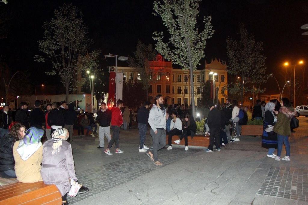 BOLU'DA DEPREM PANİĞİ