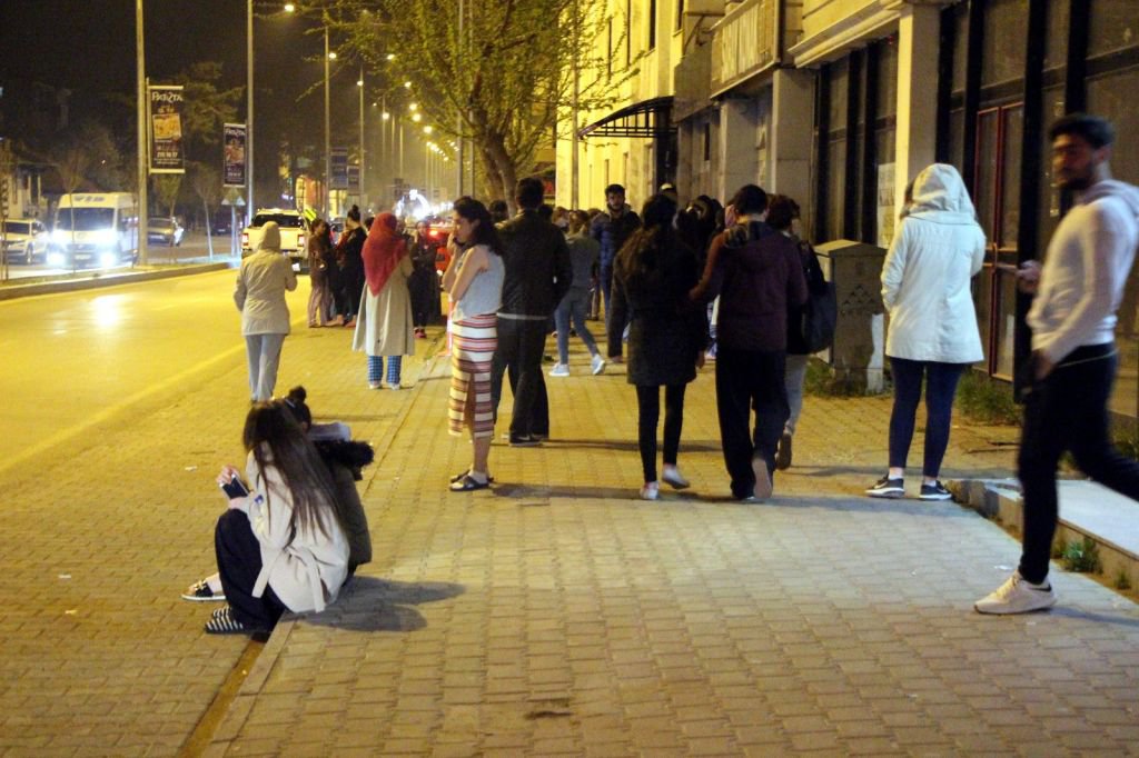 BOLU'DA DEPREM PANİĞİ