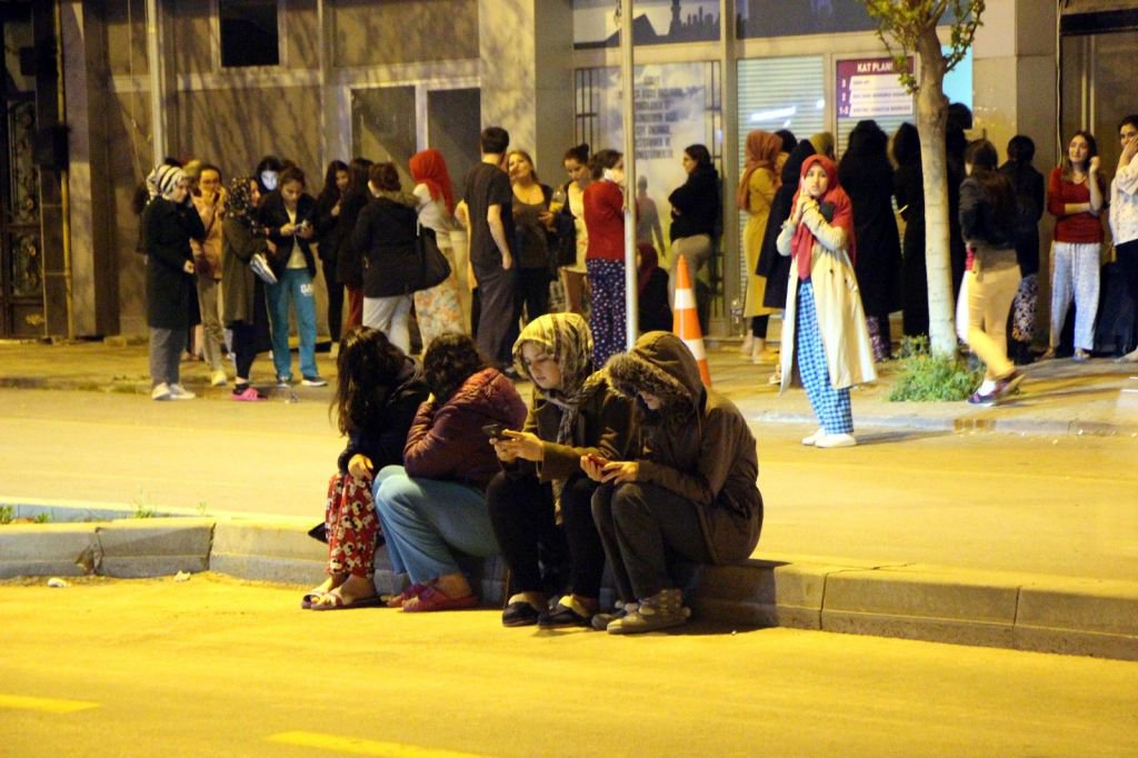 BOLU'DA DEPREM PANİĞİ