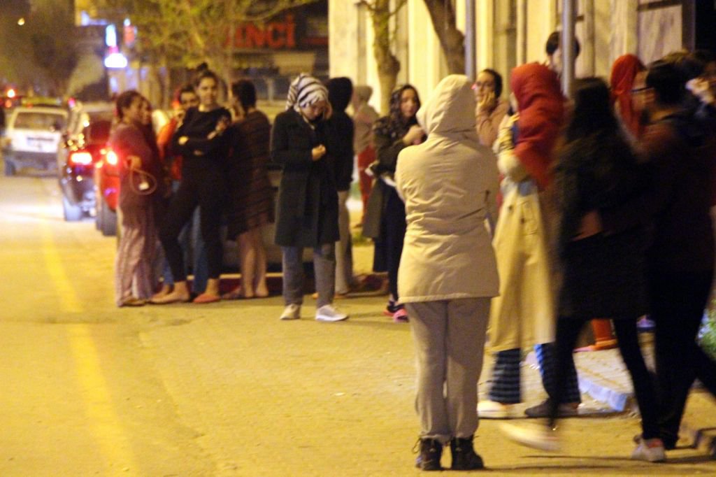 BOLU'DA DEPREM PANİĞİ