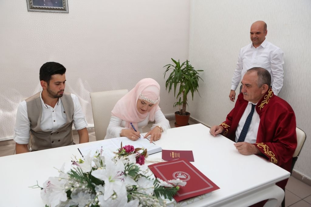 BOLULU ÇİFTLERDEN ÖZEL TARİH SEÇİMİ