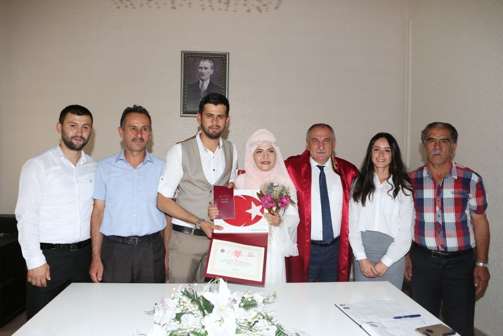 BOLULU ÇİFTLERDEN ÖZEL TARİH SEÇİMİ