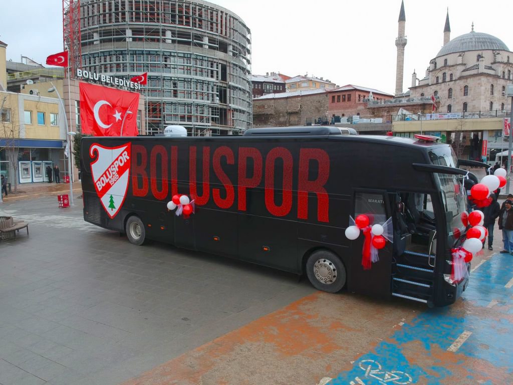 BOLUSPOR OTOBÜSÜNE KAVUŞTU