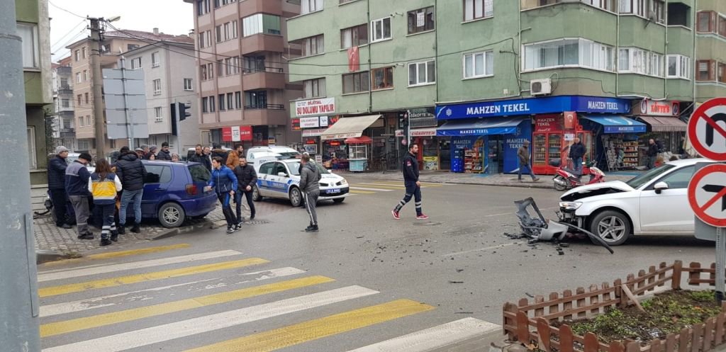 BÜTÜN KURALARI İHLAL ETTİ, KAVŞAKTA ÇARPIŞTI