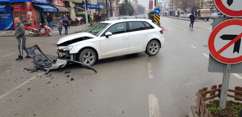 BÜTÜN KURALARI İHLAL ETTİ, KAVŞAKTA ÇARPIŞTI