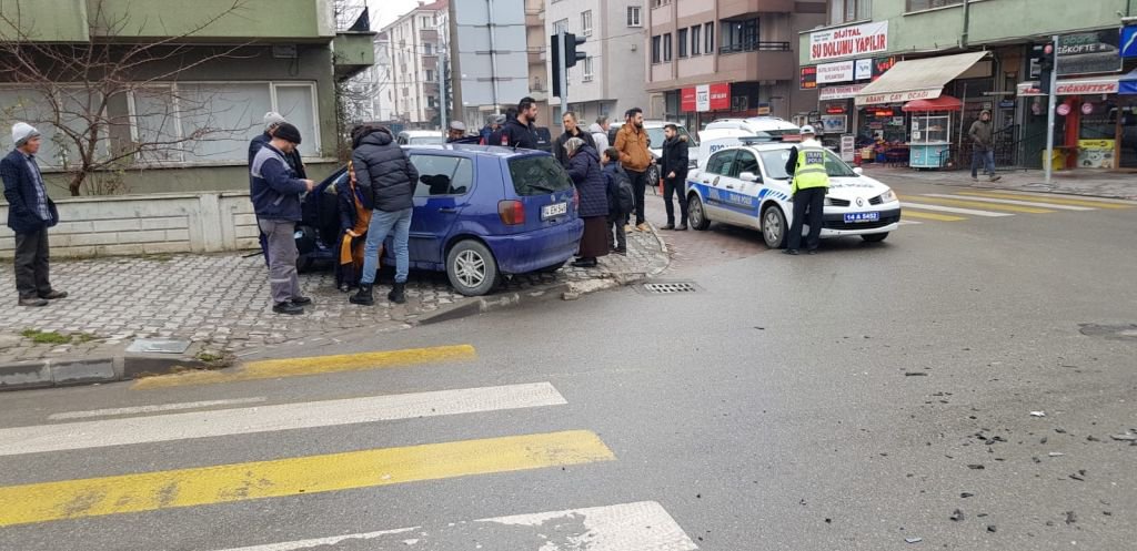 BÜTÜN KURALARI İHLAL ETTİ, KAVŞAKTA ÇARPIŞTI