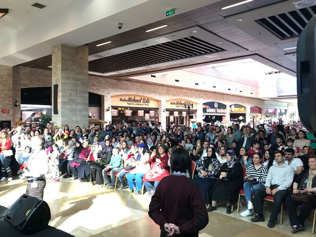 ÇAĞLA ŞİKEL HAYRANLARI İLE BULUŞTU