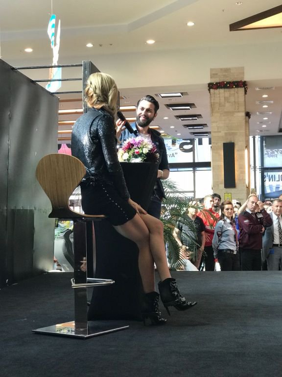 ÇAĞLA ŞİKEL HAYRANLARI İLE BULUŞTU