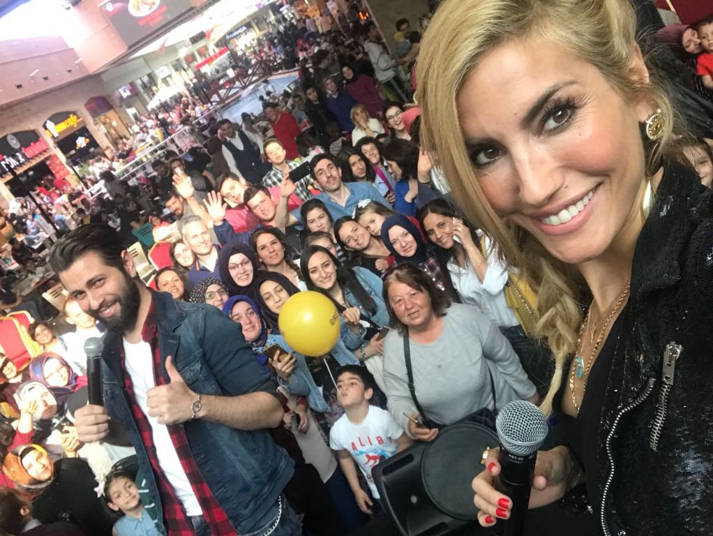 ÇAĞLA ŞİKEL HAYRANLARI İLE BULUŞTU