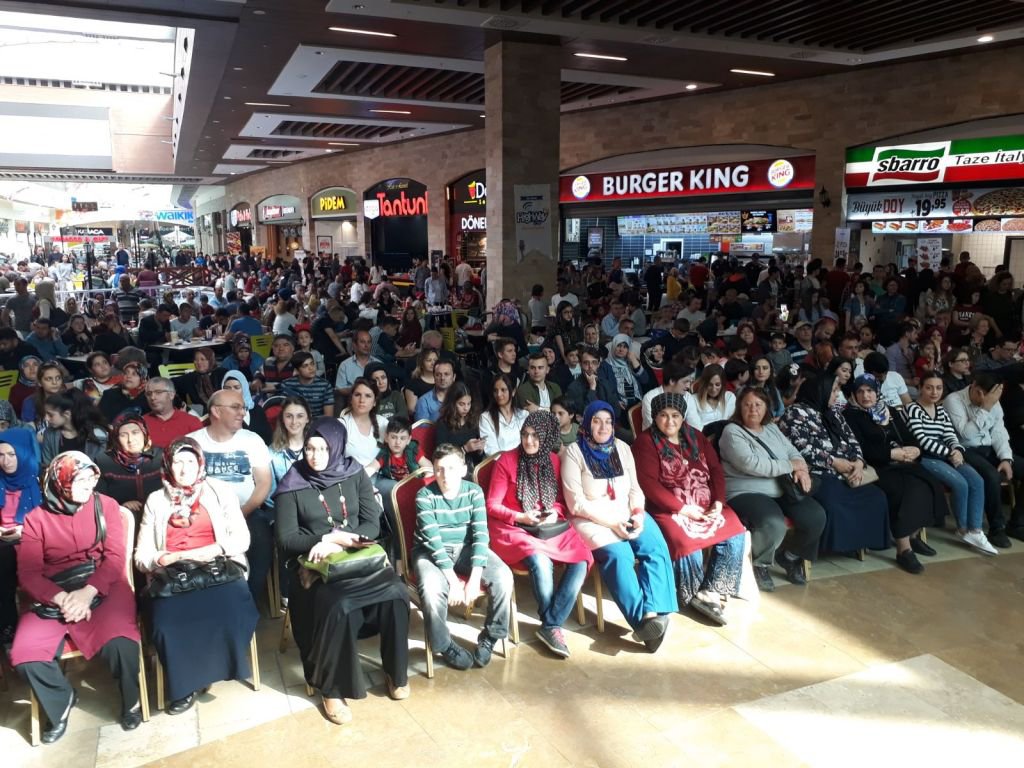 ÇAĞLA ŞİKEL HAYRANLARI İLE BULUŞTU