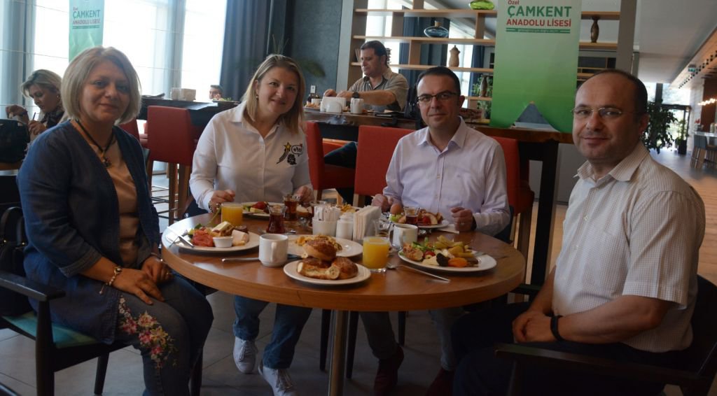 ÇAMKENT LİSESİ AİLESİ KAHVALTIDA BİR ARAYA GELDİ