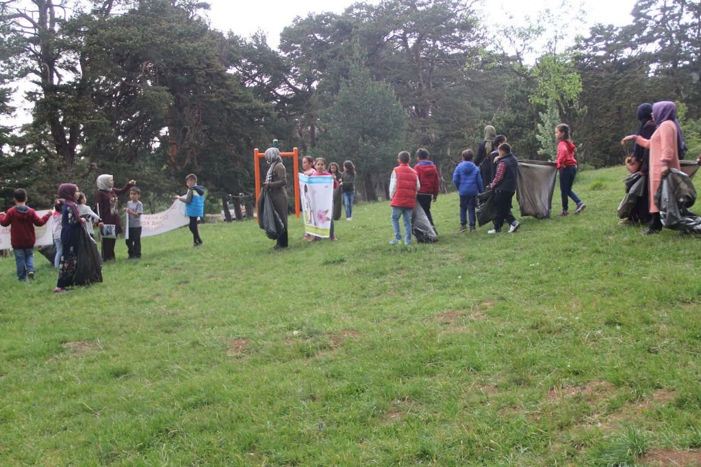 ÇOCUKLAR PİKNİKÇİLERİN DİKKATİNİ ÇEKTİ