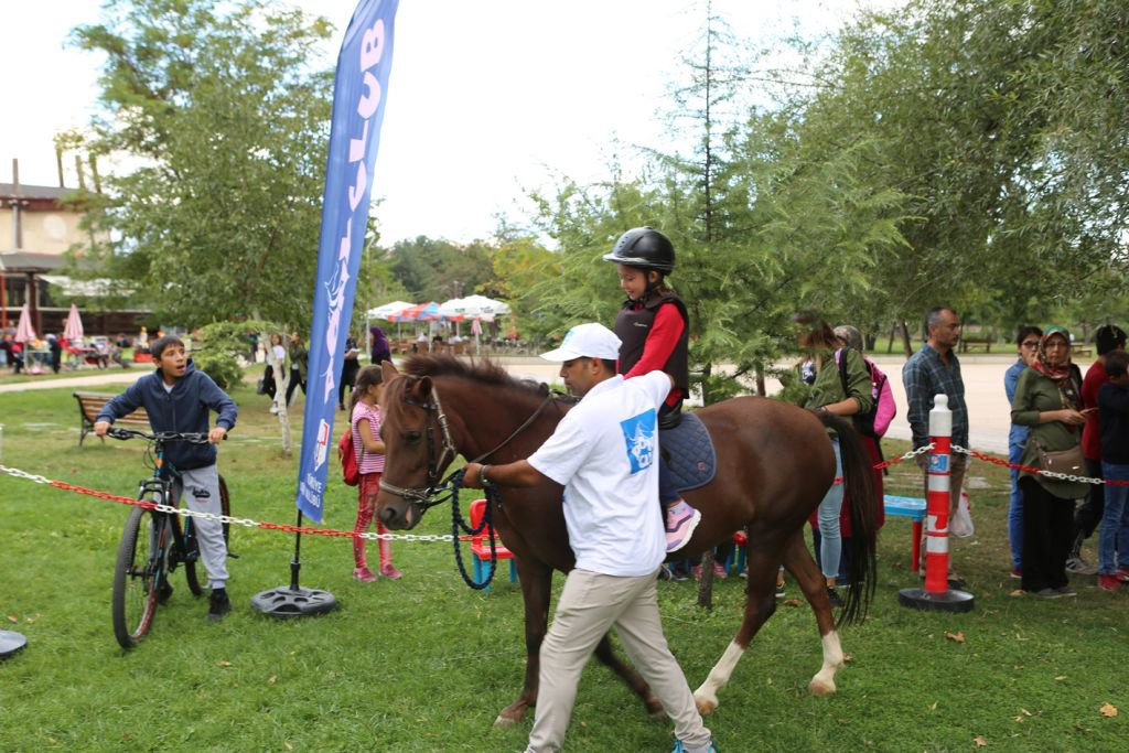 ÇOCUKLARIN AT KEYFİ...