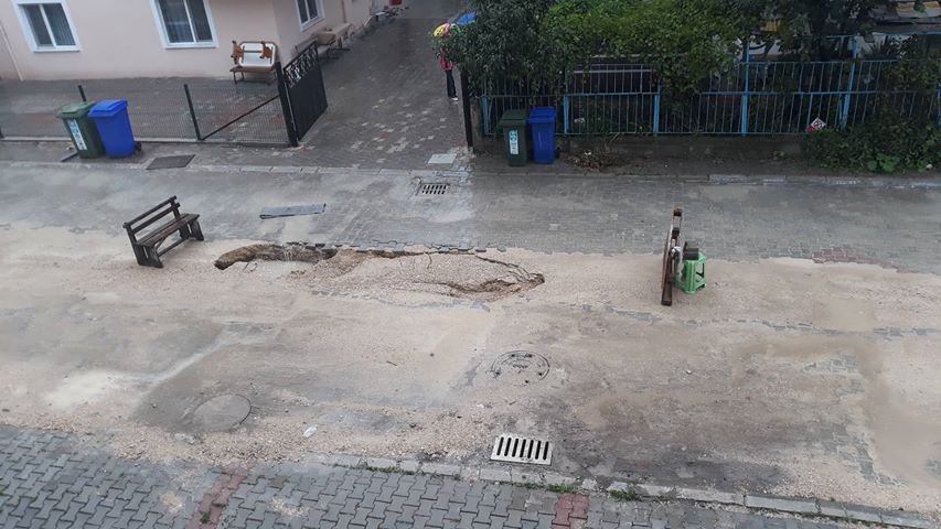 ÇÖKEN YOLA VATANDAŞ MÜDAHALE ETTİ