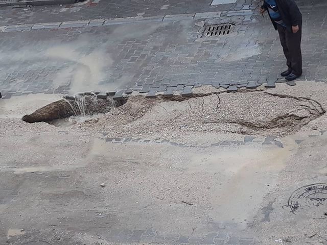 ÇÖKEN YOLA VATANDAŞ MÜDAHALE ETTİ