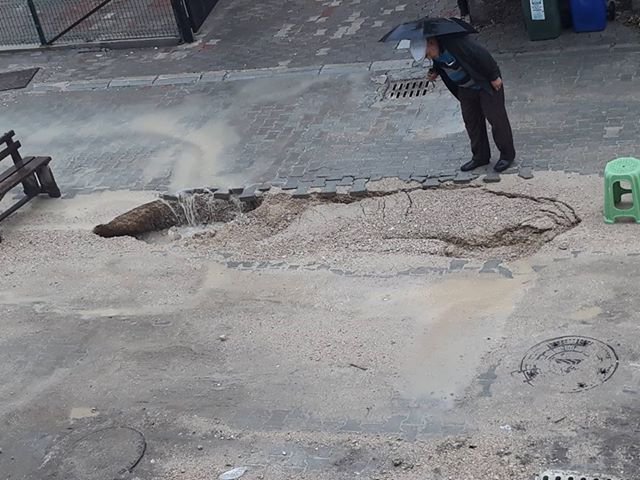 ÇÖKEN YOLA VATANDAŞ MÜDAHALE ETTİ