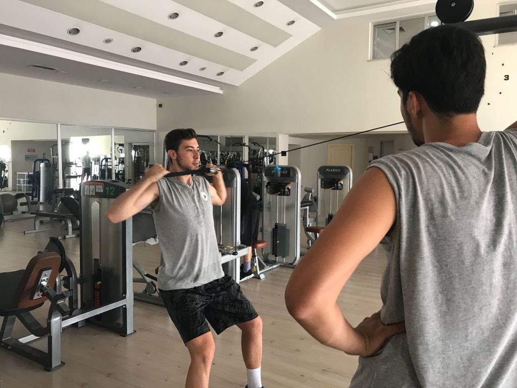 DEV ADAMLAR GÜÇ DEPOLUYOR