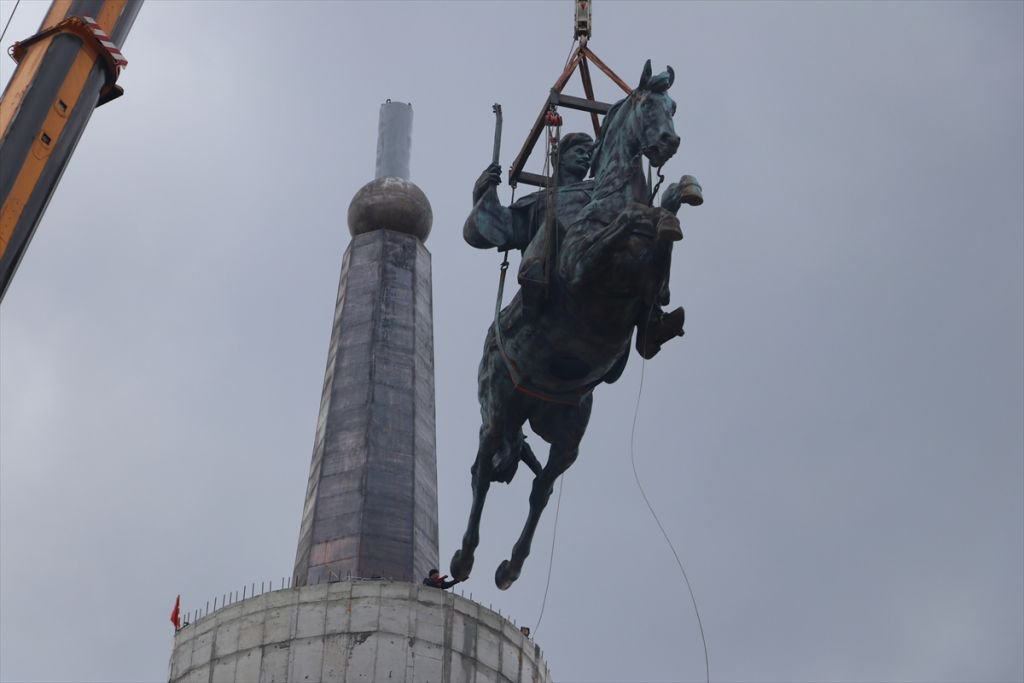 DEV KÖROĞLU HEYKELİ ARTIK YERİNDE