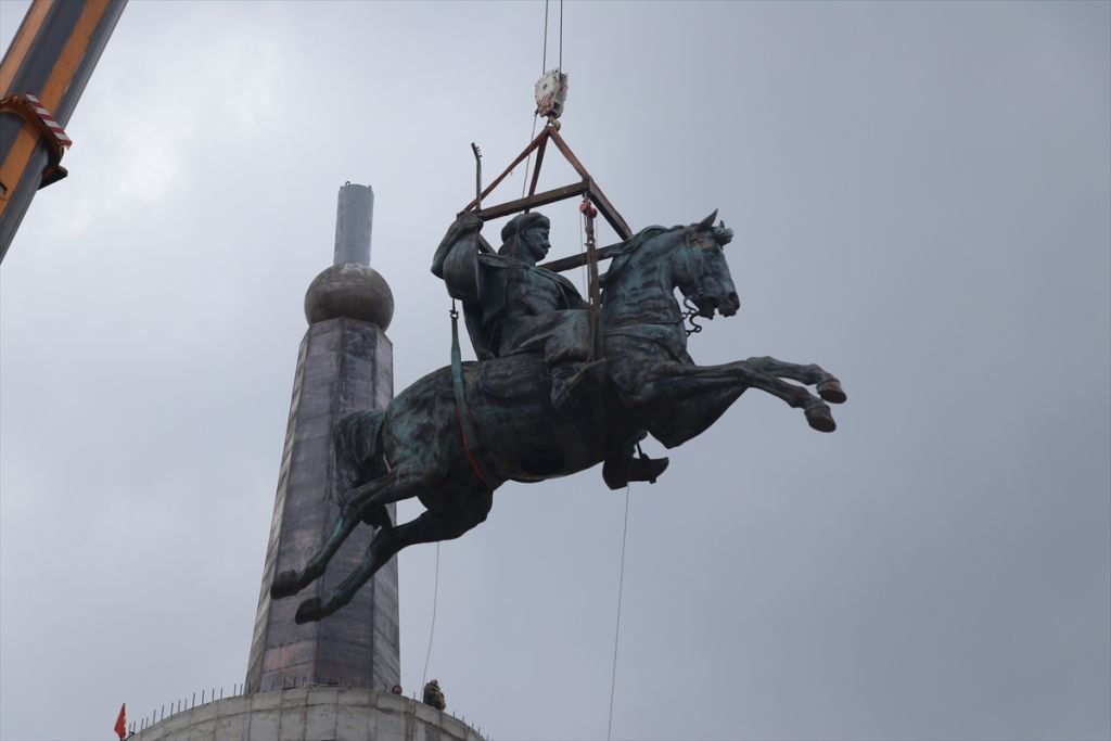 DEV KÖROĞLU HEYKELİ ARTIK YERİNDE