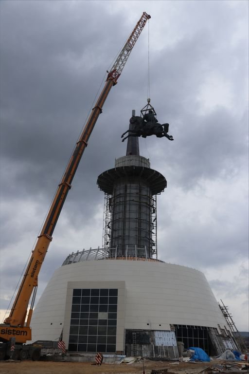 DEV KÖROĞLU HEYKELİ ARTIK YERİNDE