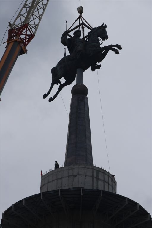 DEV KÖROĞLU HEYKELİ ARTIK YERİNDE