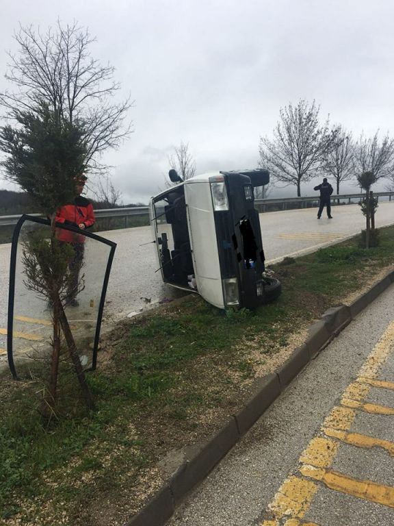 DEVRİLEN ARAÇTAN KENDİ İMKANLARIYLA KURTULDULAR