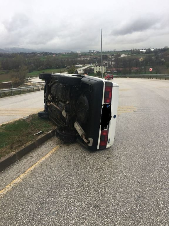 DEVRİLEN ARAÇTAN KENDİ İMKANLARIYLA KURTULDULAR