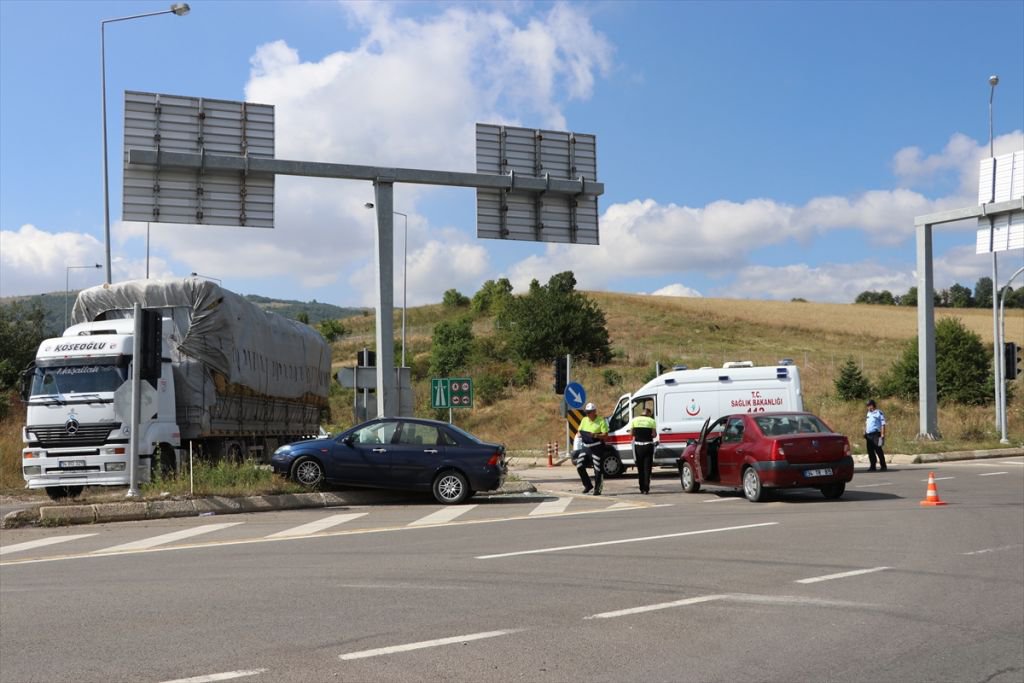 DÖNMEK ÜZERE OLAN ARACA YANDAN ÇARPTI