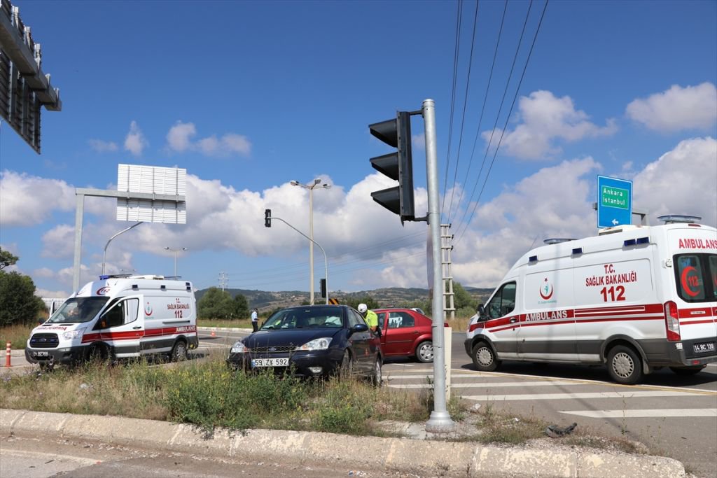 DÖNMEK ÜZERE OLAN ARACA YANDAN ÇARPTI