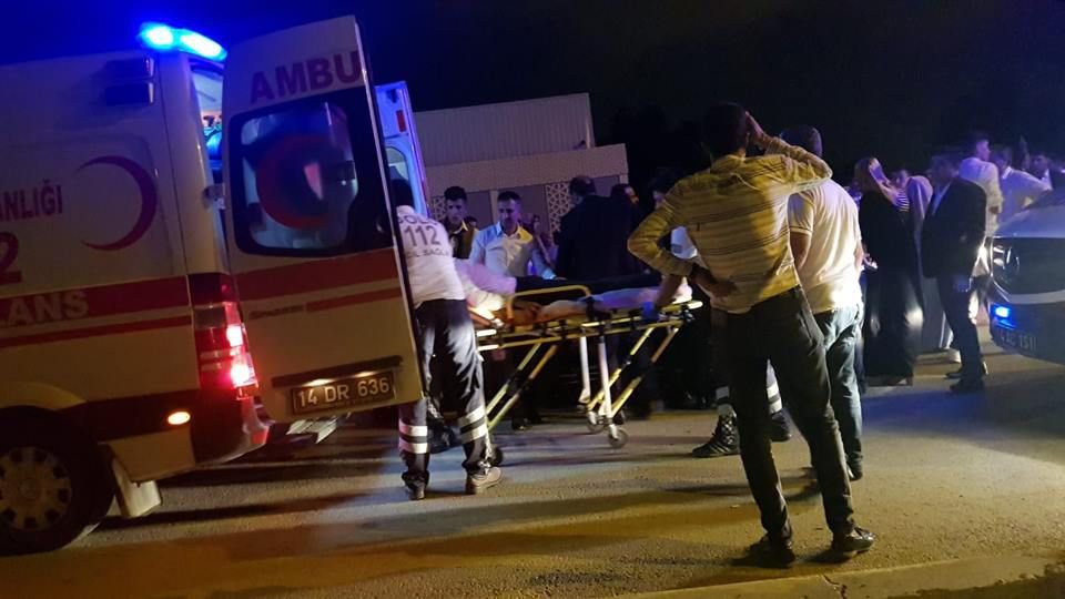 DÜĞÜNDE ORTALIK KARIŞTI, 8 YARALI