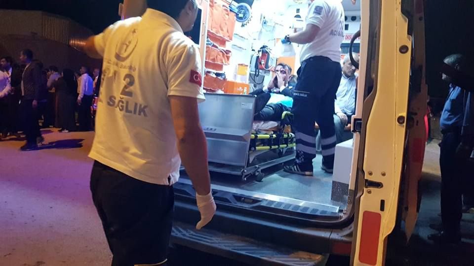 DÜĞÜNDE ORTALIK KARIŞTI, 8 YARALI