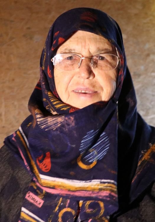 ELİ ÖPÜLESİ ABLA....