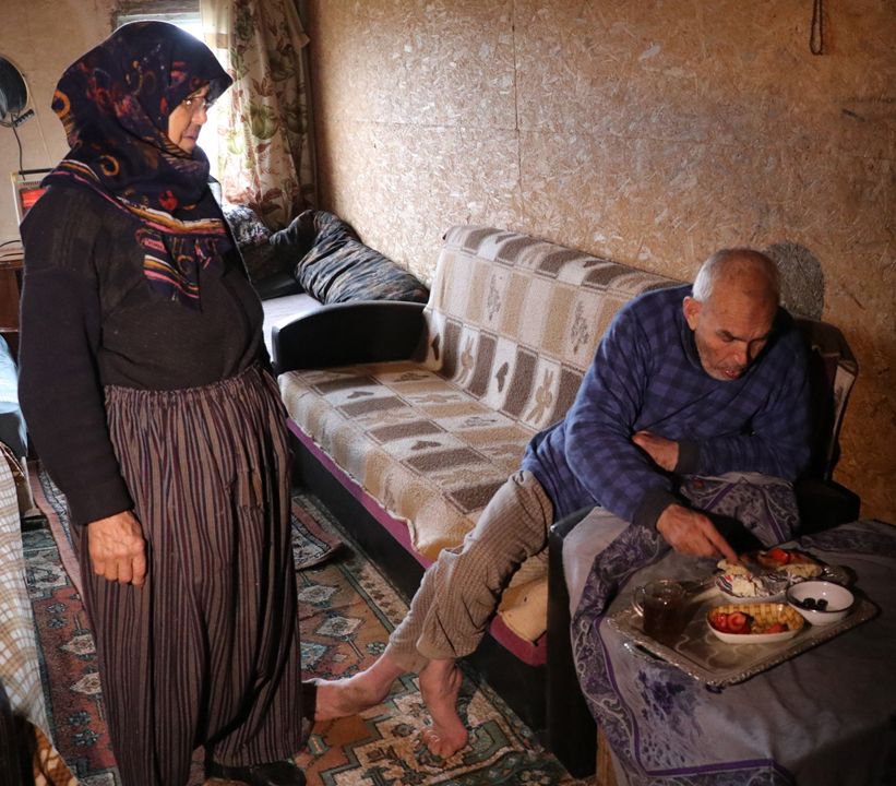 ELİ ÖPÜLESİ ABLA....