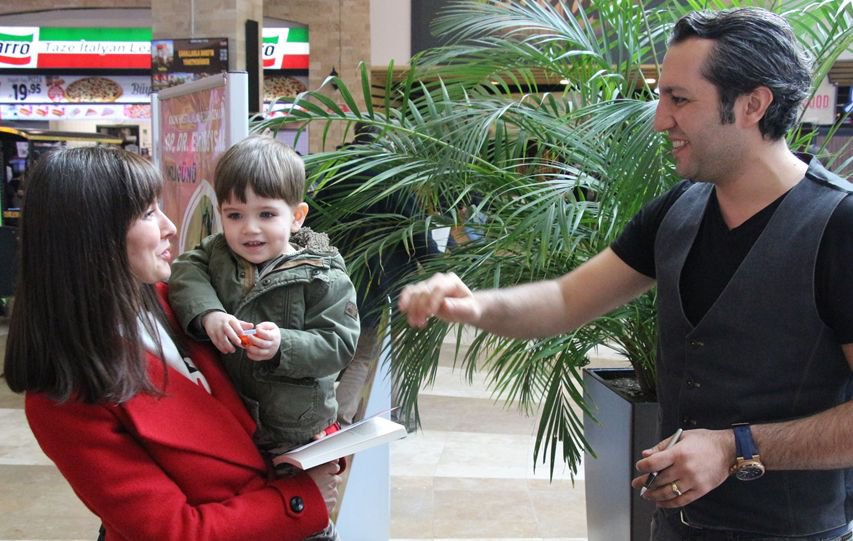 EMRE UYSAL KİTABINI İMZALADI