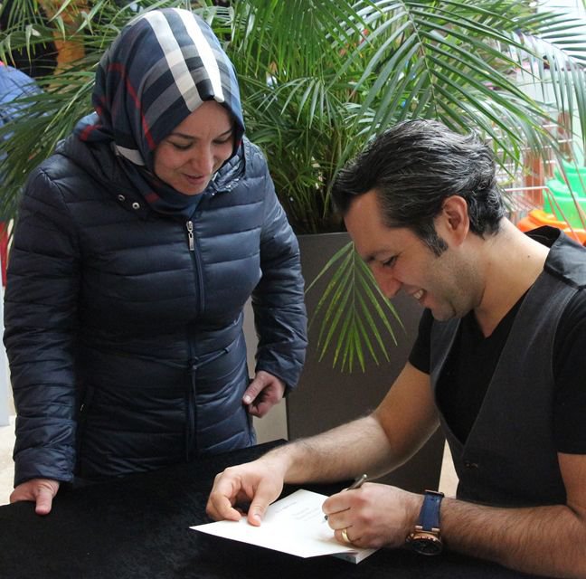 EMRE UYSAL KİTABINI İMZALADI