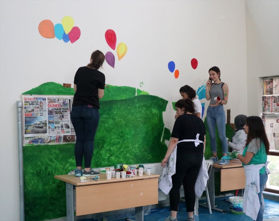 ENGELLİ ÇOCUKLAR İÇİN DUVARLARI BOYUYORLAR