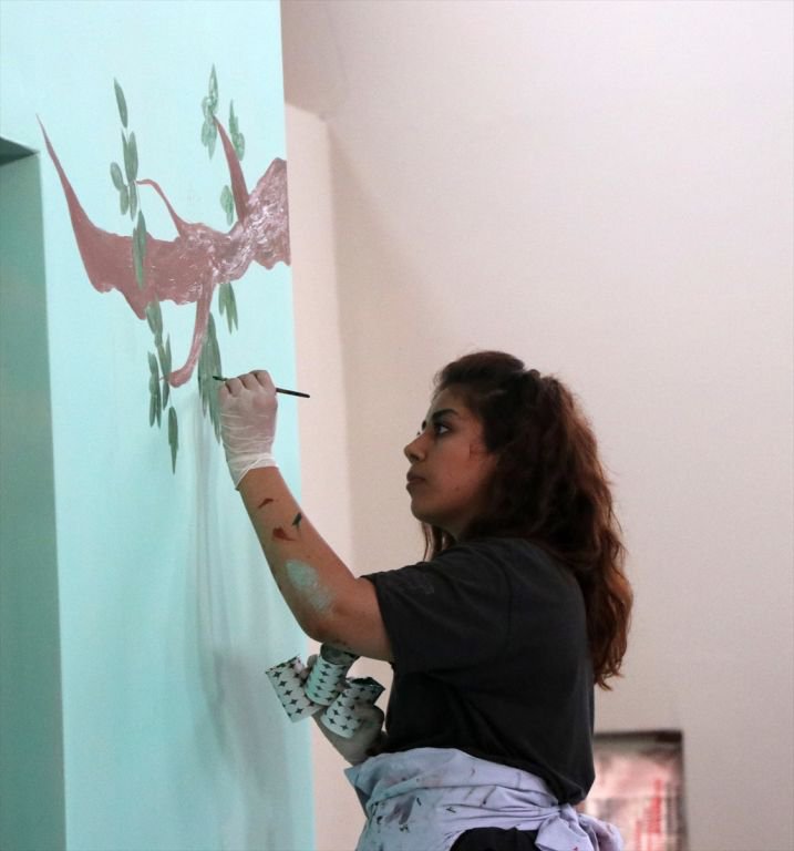 ENGELLİ ÇOCUKLAR İÇİN DUVARLARI BOYUYORLAR