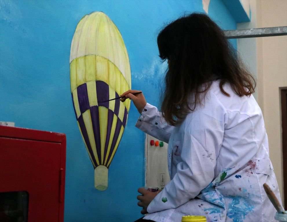 ENGELLİ ÇOCUKLAR İÇİN DUVARLARI BOYUYORLAR