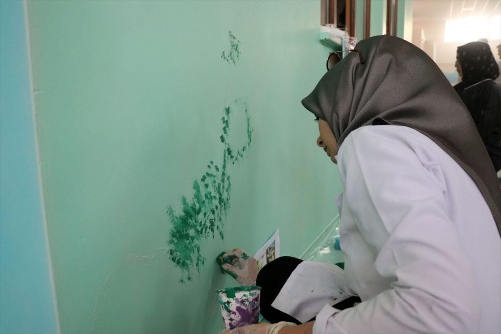 ENGELLİ ÇOCUKLAR İÇİN DUVARLARI BOYUYORLAR