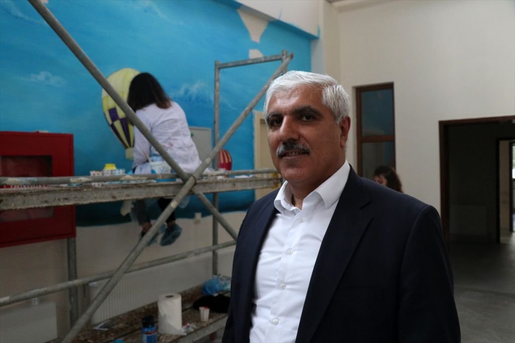 ENGELLİ ÇOCUKLAR İÇİN DUVARLARI BOYUYORLAR