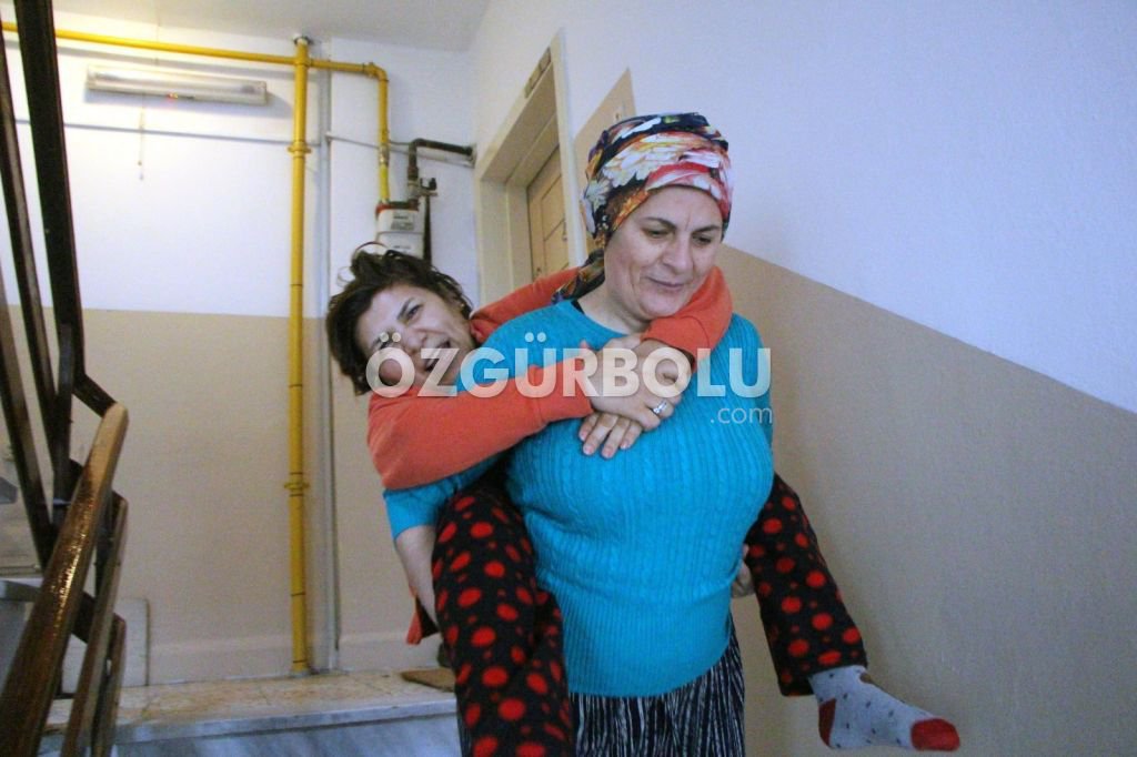 ENGELLİ KARDEŞİNİ SIRTINDA TAŞIYOR