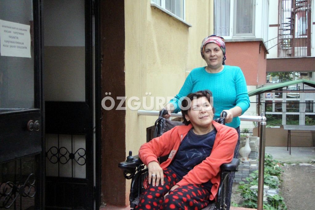 ENGELLİ KARDEŞİNİ SIRTINDA TAŞIYOR