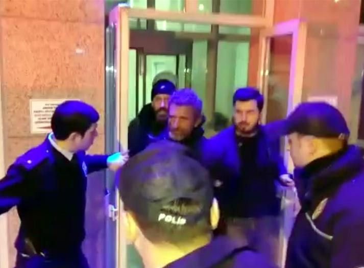 ERDOĞAN'IN POSTERİNİ İNDİRMEK İSTEDİ