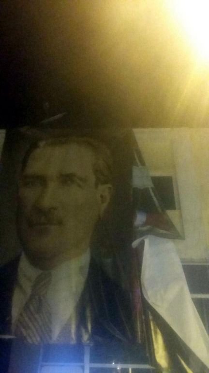 ERDOĞAN'IN POSTERİNİ İNDİRMEK İSTEDİ