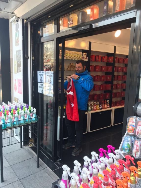 ESNAFLARA BAYRAK HEDİYE ETTİLER