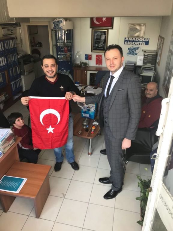 ESNAFLARA BAYRAK HEDİYE ETTİLER