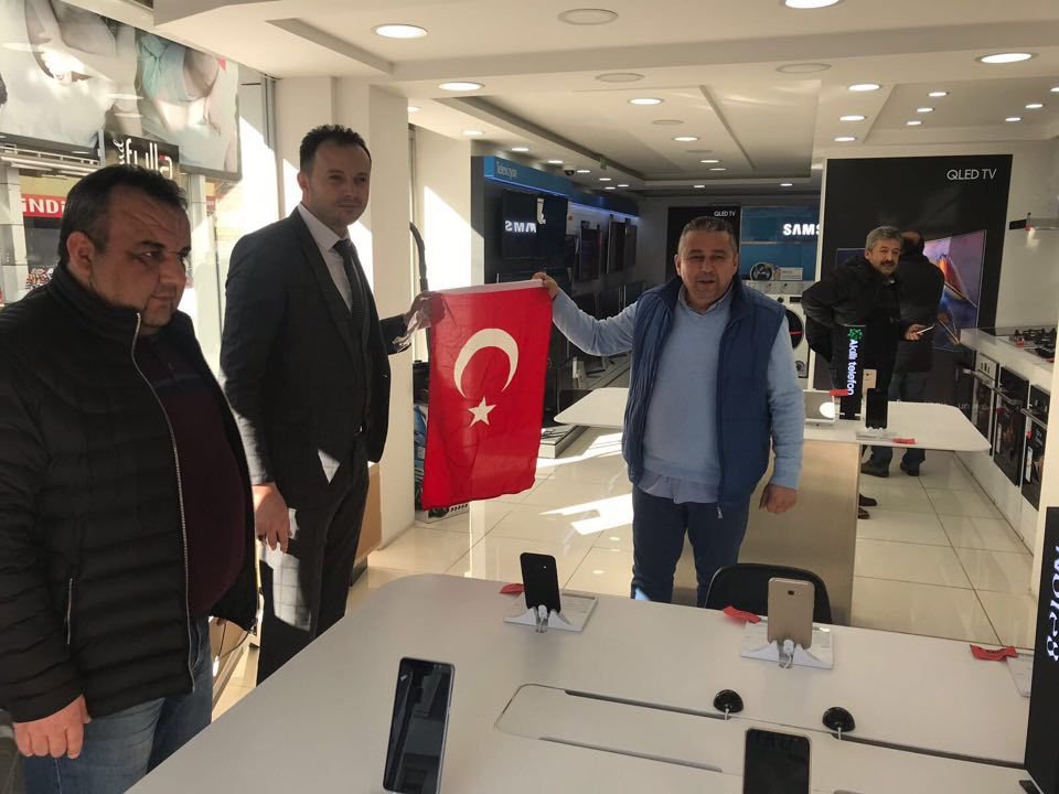 ESNAFLARA BAYRAK HEDİYE ETTİLER