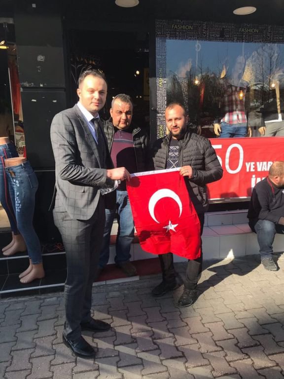 ESNAFLARA BAYRAK HEDİYE ETTİLER