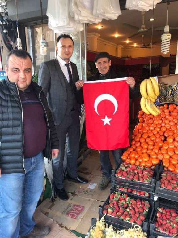 ESNAFLARA BAYRAK HEDİYE ETTİLER