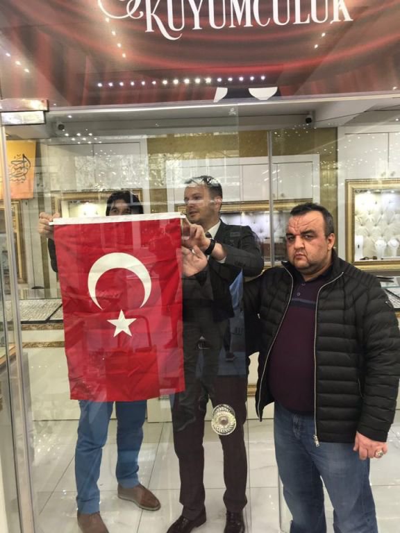 ESNAFLARA BAYRAK HEDİYE ETTİLER